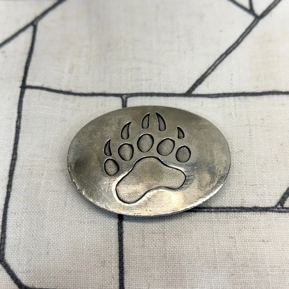 Siskiyou Belt Buckle OS Silver 1993 Vintage Bear Paw Print Pewter USA Made A-7